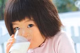 Uống sữa ngoại lo ngại an toàn