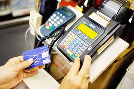 Sử dụng thẻ tín dụng: Khó kiểm soát chi tiêu