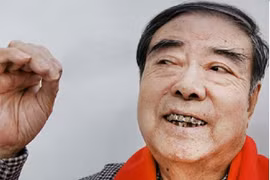 Người có lông mày dài nhất thế giới