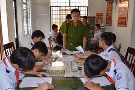 Hít "keo chó" - Kinh hoàng trò tìm “ảo giác” chết người trong giới học sinh