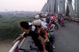 Quá buồn, nam thanh niên định nhảy cầu Chương Dương tự tử