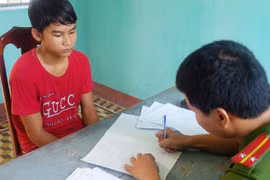 Rượu vào, con riêng đâm chết cha dượng
