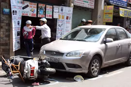 Hai ô tô tông hai xe máy, ba người bị thương