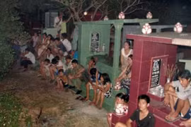 Ngã gãy cổ chết vì leo lên nóc nhà mồ để ngủ 