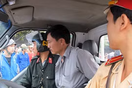 Khống chế bắt ngay trên xe khách tên cướp dùng súng... nhựa