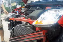 Xe ô tô đối đầu, nổ lốp, 10 hành khách may mắn thoát nạn