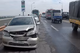 Taxi vượt ẩu gây tai nạn liên hoàn trên cầu Thăng Long