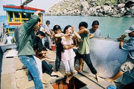 Khởi tố đối tượng lừa bán phụ nữ cho chị vợ để làm gái mại dâm