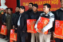 Hợp tác xã Thành Công tặng quà Tết các nạn nhân bị chất độc da cam