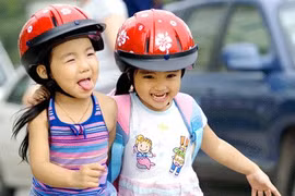 Hà Nội xử phạt phụ huynh không đội mũ bảo hiểm cho trẻ em
