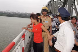 CSGT cứu một phụ nữ định nhảy cầu Chương Dương