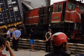 Không đóng barie, tàu hỏa đâm vào xe container bị lật nghiêng