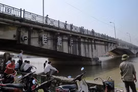 Thanh niên 20 tuổi nhảy cầu tự tử