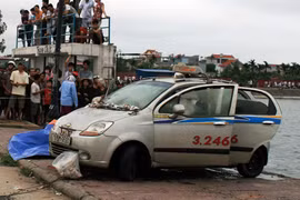 Đi câu cá “trúng” xe ô tô taxi trong có một xác chết