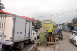 QL1A: Sửa đường, ôtô nối đuôi nằm "chết dí" 5km