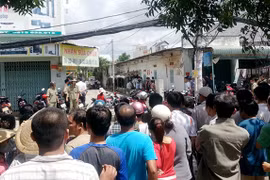 Một phụ nữ bị kề dao vào cổ, dọa giết trong phòng trọ