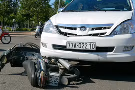 Xe ô tô Innova tông xe máy, 1 người bị thương