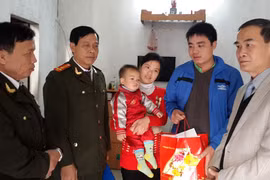 Công an Hà Nội thăm và tặng quà các chiến sĩ có hoàn cảnh khó khăn