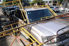 Dàn giáo công trình đổ sập, lái xe ôtô suýt chết