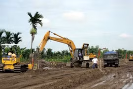 Bắt 3 cán bộ huyện chi tiền bồi thường trái quy định