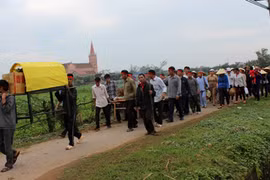 Hàng trăm người dân đưa tang cá voi chết