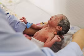 Cụ bà 63 tuổi sinh đôi "hai công chúa"