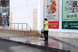 Một phụ nữ rơi từ lầu 20 của chung cư xuống đất, tử vong