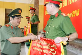 Trao thưởng các xạ thủ xuất sắc nhất giải Bắn súng quân dụng Báo ANTĐ 2016