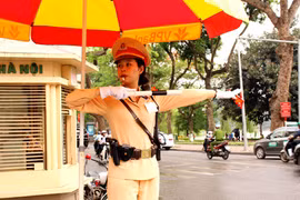 Theo đèn báo hay hiệu lệnh của người điều khiển giao thông?