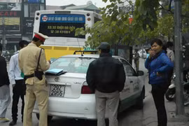Xe buýt chèn xe taxi: Phạt mỗi xe 10 triệu đồng