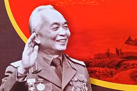 Sách ảnh song ngữ về Đại tướng Võ Nguyên Giáp