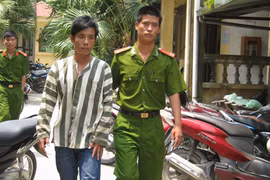 Phụ hồ cưỡng đoạt tài sản của học sinh