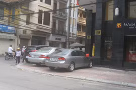 “Cát cứ” vỉa hè