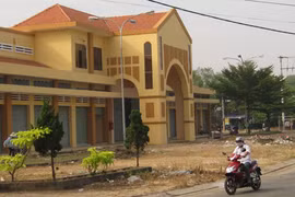 Xây xong 8 năm, chợ nằm… đắp chiếu
