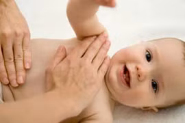 Xoa bụng giúp trẻ ít ốm hơn