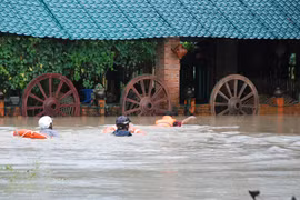 Mưa to lũ lớn chia cắt miền Trung