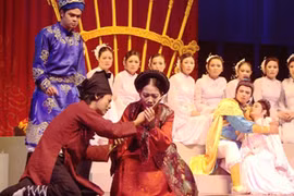 “Hy sinh” nữ tính