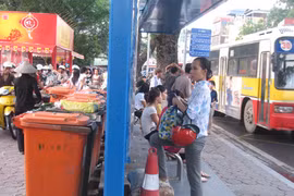 Rác “tấn công” nhà chờ xe buýt
