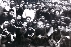 Về hội trường, sống lại kỷ niệm xưa