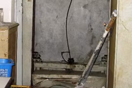 Thang máy bỗng nhiên “rơi tự do”
