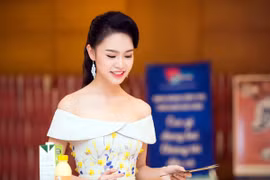 "Người đẹp truyền thông" Ngọc Vân khoe vai trần quyến rũ