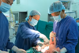 Vinmec áp dụng phương pháp truyền ối mới cứu thai nhi sinh non