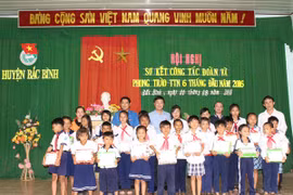 Trung ương Đoàn và Tân Hiệp Phát trao học bổng cho học sinh nghèo tại Bình Thuận