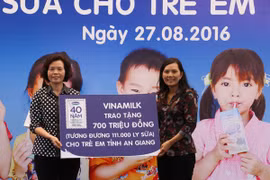 Trao tặng 111.000 ly sữa cho hơn 1.200 trẻ em tỉnh An Giang