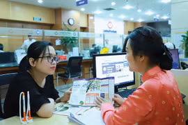 Nghiêm cấm ngân hàng ép khách mua bảo hiểm khi vay tiền