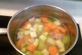 Nghi án chồng cho thuốc trừ sâu vào nồi canh để đầu độc vợ