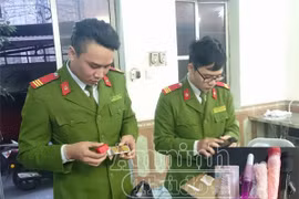 Thu giữ hàng trăm sản phẩm kích dục phục vụ "thượng khách" tuổi xế chiều