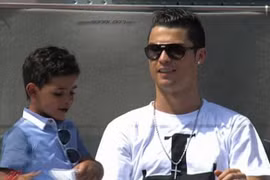 Ronaldo tiết lộ clip "tự sướng" cùng con trai