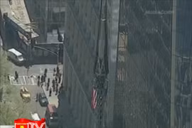 Lắp đặt đỉnh tháp tòa tháp đôi Trung tâm thương mại thế giới mới tại New York
