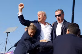 Ông Donald Trump khen ngợi nữ mật vụ đã bảo vệ ông trong vụ ám sát